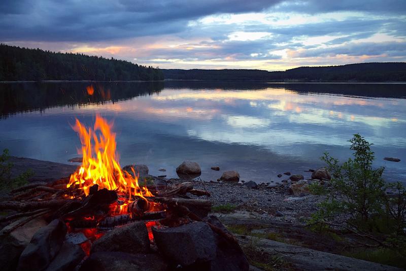 315016-800×534-fire-by-the-lake